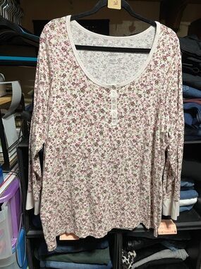 #307a size 3 torrid super soft  Long Sleeve Floral Henley Cream w/ Pink Floral
